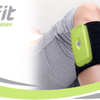 Legfit relax Kompressionsmassage, schwarze Manschette mit gruenem Steuergeraet am Bein (Symbolbild)