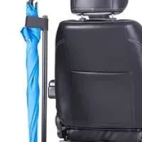 Stockhalter am Sitz eines Elektroscooters mit eingestelltem blauem Gehstock, schwarze Halterung