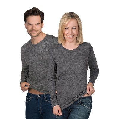 EUSANA Langarmshirt in Grau, getragen von Mann und Frau, weiche Funktionswäsche (Symbolbild)