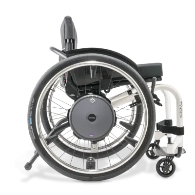 e-motion Zusatzantrieb mit Motor in den Antriebsrädern eines Rollstuhls, schwarz-silber