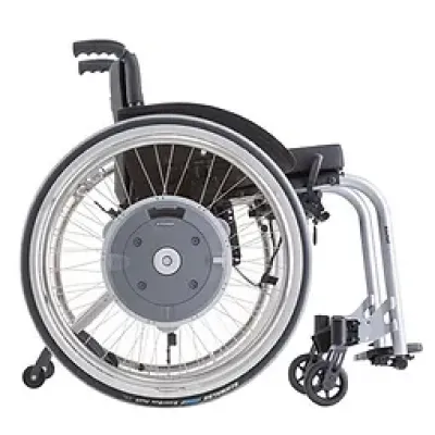 e-motion Zusatzantrieb mit Motor in den Antriebsrädern eines Rollstuhls, schwarz-silber