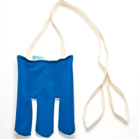 Sockenanzieher aus blauem Frottee mit langen Halteschlaufen zum Anziehen