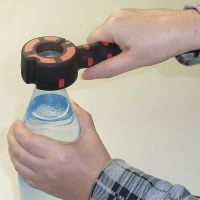 Flaschenöffner Cap-Twister öffnet eine PET-Flasche per Hand (Symbolbild)