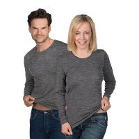 EUSANA Langarmshirt in Grau, getragen von Mann und Frau, weiche Funktionswäsche (Symbolbild)