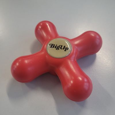 Roter Flaschenöffner Big Up in Kreuzform mit ergonomischen Griffarmen