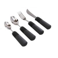 Besteckset mit zwei Löffeln, Gabel und Messer mit dicken, griffigen schwarzen Spezialgriffen