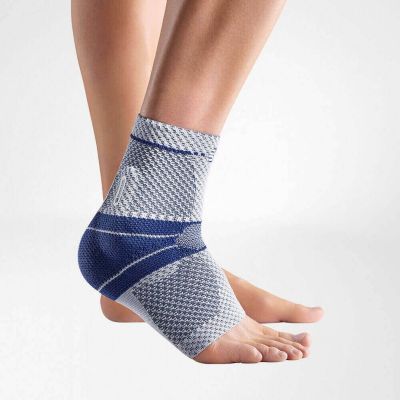 Fussbandage MalleoTrain in Grau-Blau am Knöchel getragen, gestrickte Stützbandage