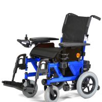Elektro-Rollstuhl Cobra 320 mit blauem Rahmen, schwarzem Sitz, Joystick und Profilreifen