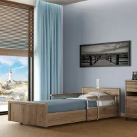 Pflegebett Sentida sc in Holzdekor, niedrig im hellen Zimmer mit blauer Matratze und Seitengittern (Symbolbild)