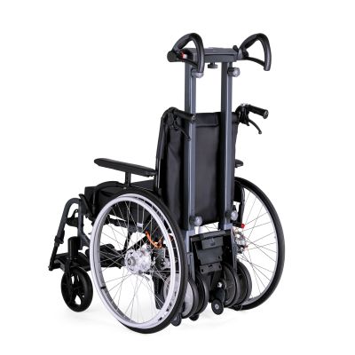 Treppensteighilfe Alber Scalamobil S45 an Rollstuhl montiert, mit zwei Griffen und Schreitrad