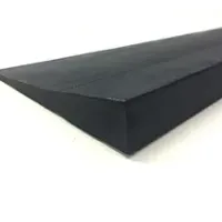 Gummirampe Standard in Schwarz mit abgeschrägter Kante zum Überwinden von Schwellen